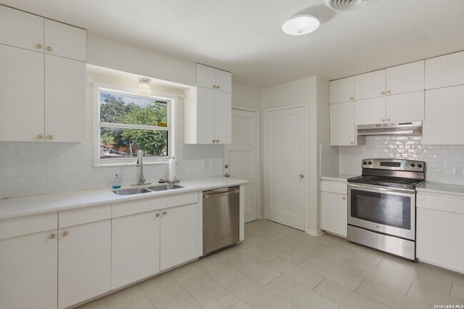 Building Photo - 207 Canyon Dr