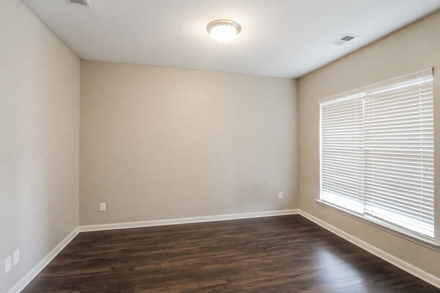 Building Photo - 414 Darbys Run Ct