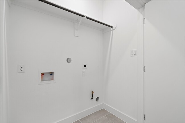 Building Photo - 216 E 31st St