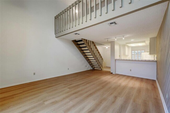 Building Photo - 7122 Wood Hollow Dr