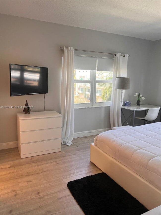 Building Photo - 400 N Riverside Dr