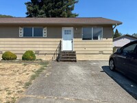 Building Photo - 2 bedroom duplex in Newton Creek