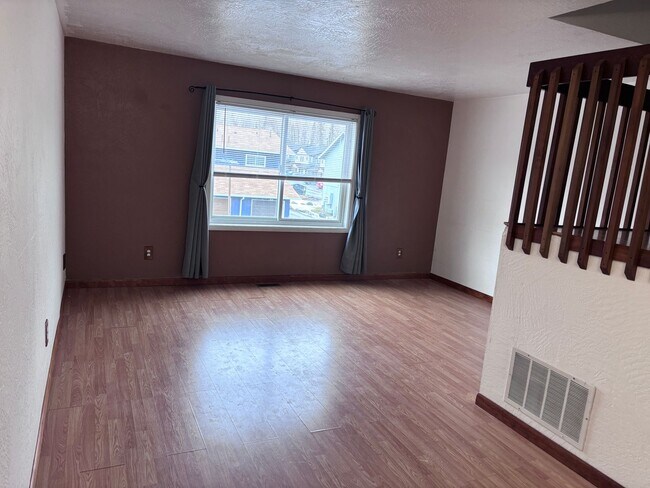 Building Photo - Perfectly Located 2 Bed/1.5 Bath Eagle River Condo!