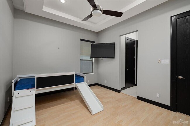 Building Photo - 305 N Mockingbird Ave