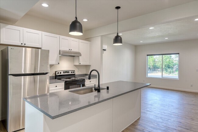 Building Photo - E. 7th Duplex