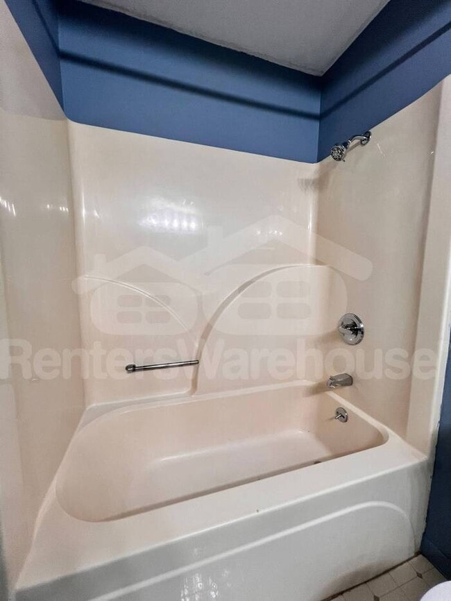 Building Photo - Spacious 2 Bedroom Duplex