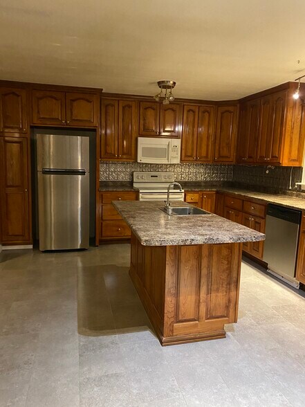 Building Photo - 3336 Hilham Rd