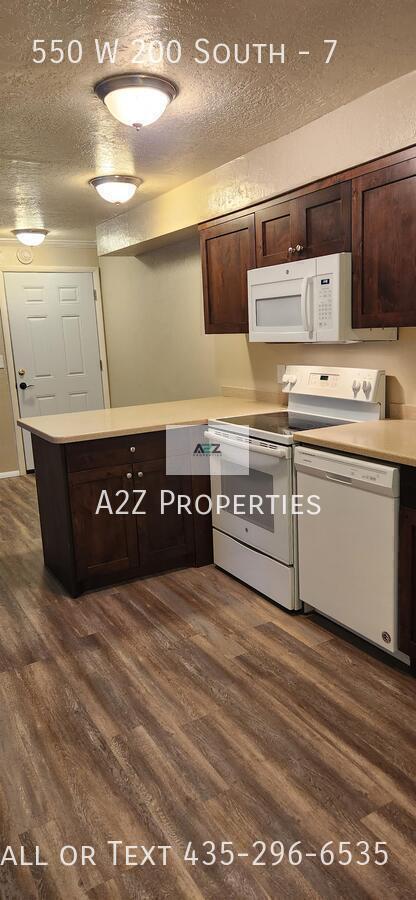 Building Photo - 550 W 200 S