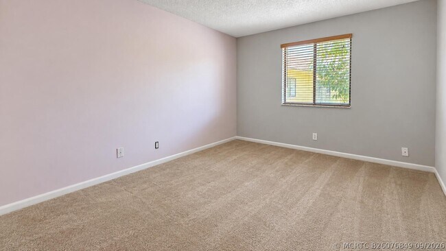 Building Photo - 918 SW 9th St Cir