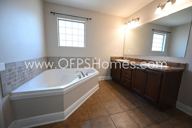 Building Photo - Home in South Crestview!