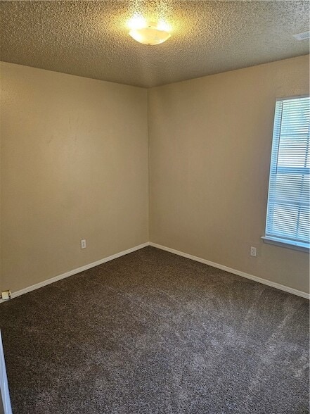 Building Photo - 1901 Dogwood Pl