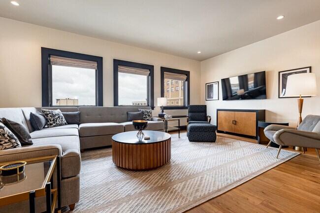 Building Photo - 1011 Canal St