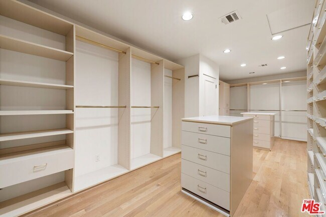 Building Photo - 1121 La Collina Dr