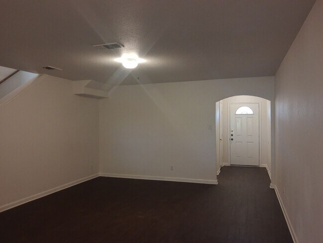 Building Photo - Converse 3 Bedroom Townhouse with Attached One-Car Garage and Large Fenced Backyard