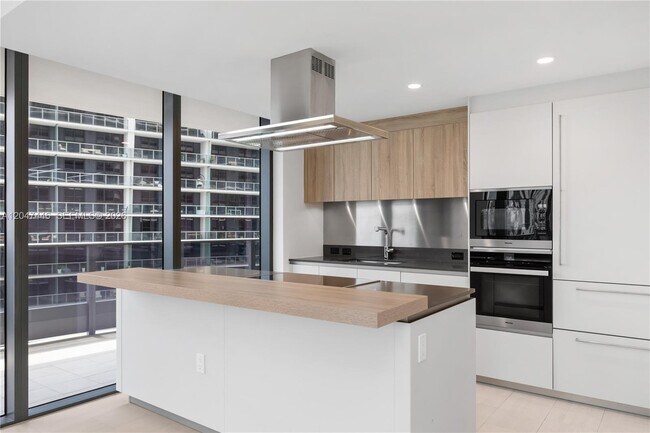 Building Photo - 1000 Brickell Plaza