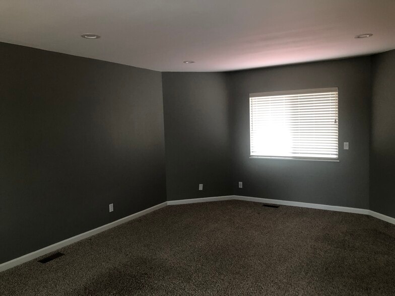 Building Photo - 8602 Alpine Valley Dr