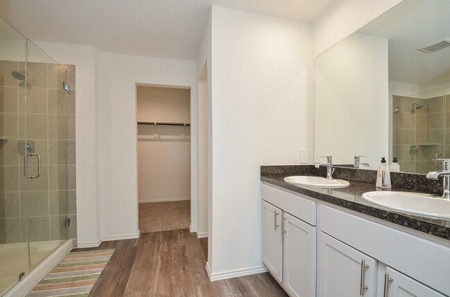 Building Photo - 11921 Summer Oak Trl