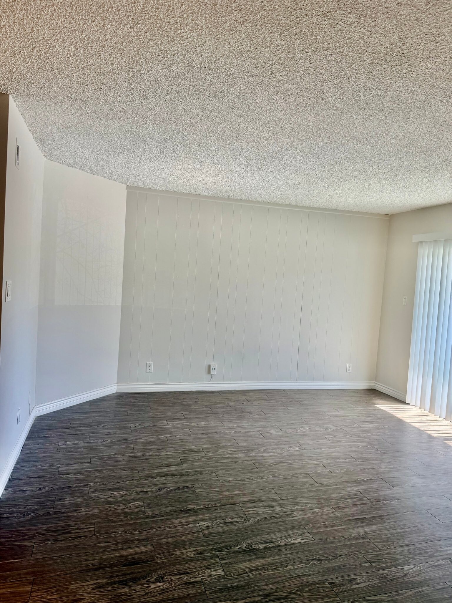 Building Photo - 1595 E Chevy Chase Dr