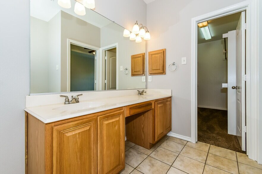 Building Photo - 808 Dakota Ln