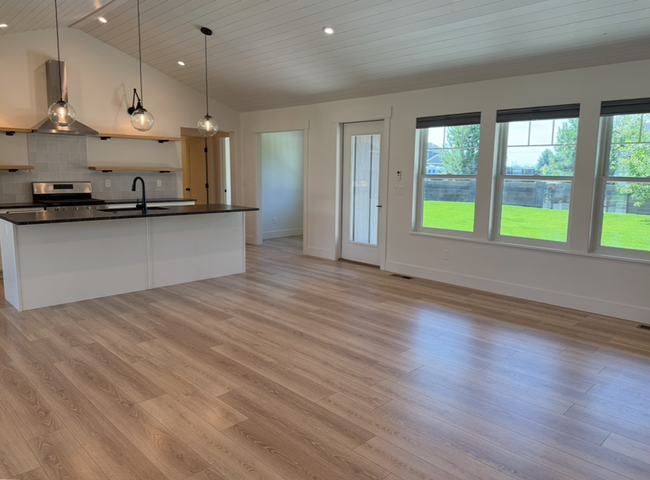 Building Photo - Stunning Kalispell Home in Silverbrook nei...