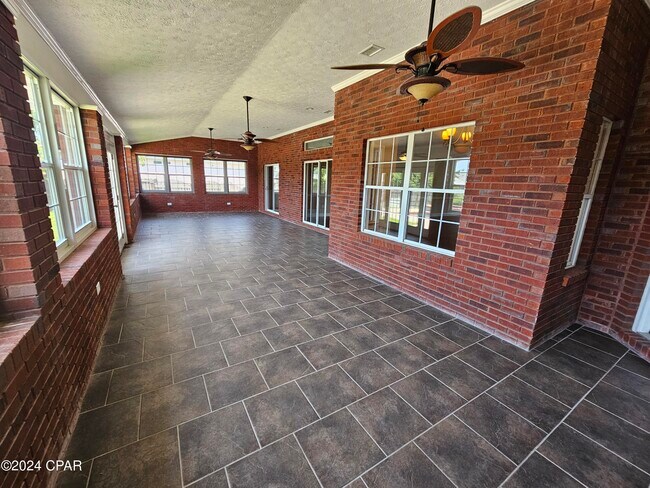 Building Photo - 2103 Coral Dr