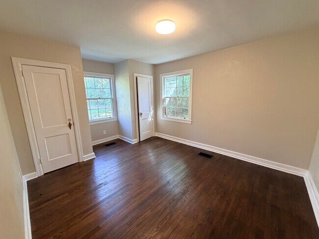 Building Photo - 1024 Cherokee Dr