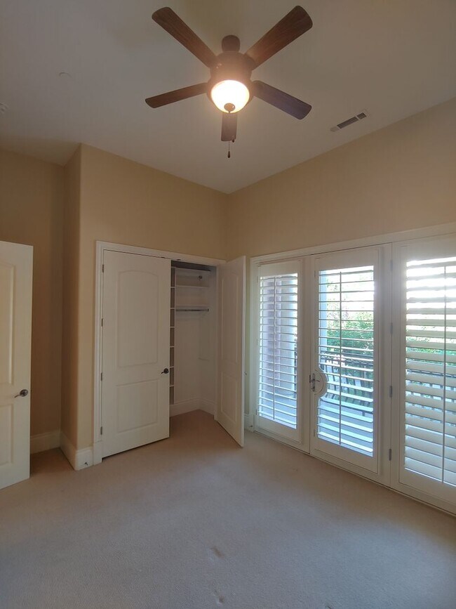 Building Photo - Stunning Penthouse Unit with Beautiful Views available for Rent!