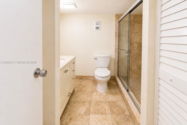 Building Photo - 250 Jacaranda Dr