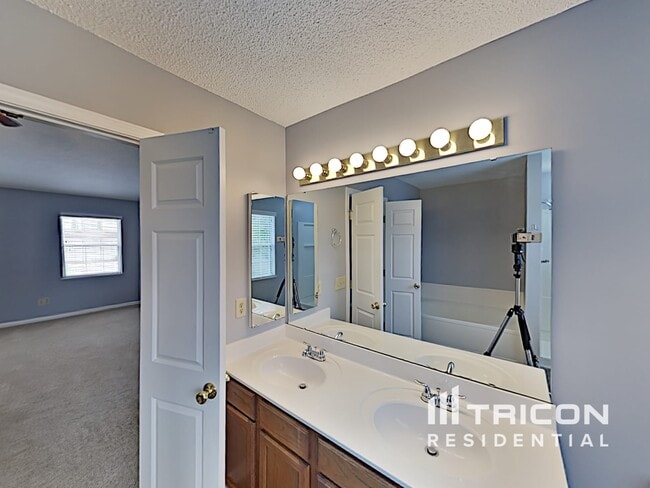 Building Photo - 210 Glen Rose Cir