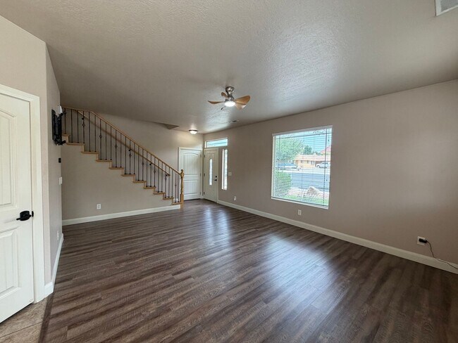 Building Photo - SPACIOUS TOWNHOME FOR RENT!