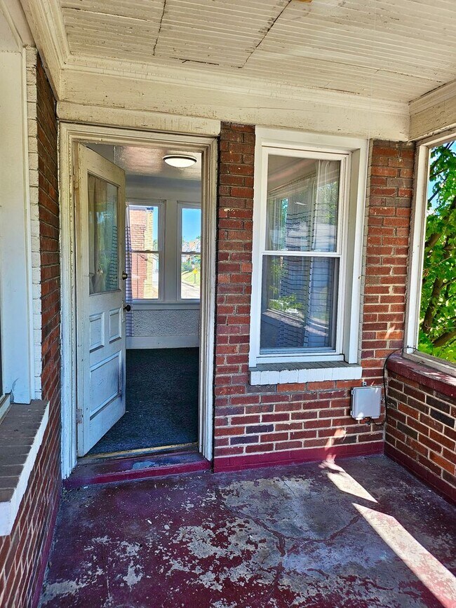 Building Photo - 627 5th Ave