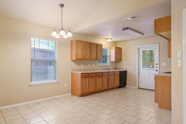 Building Photo - "Charming 2-Bed, 2-Bath Gem in New Braunfe...