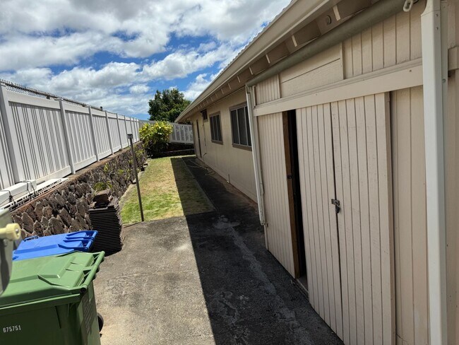 Building Photo - Newtown Estates, 3 bdrm, 2 bath, 2 car enc...