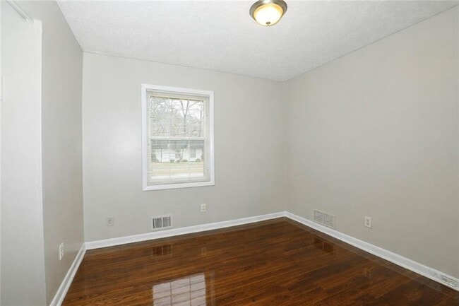 Building Photo - 722 Tara Cir SE