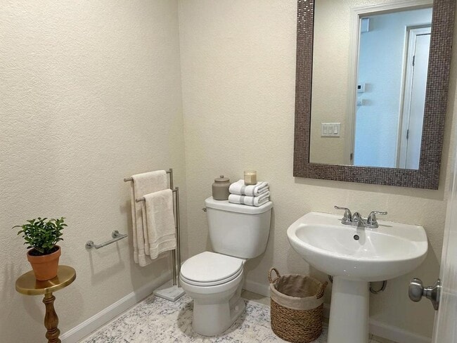 Building Photo - Spectacular 4 bedroom, 2.5 bath home on private lane
