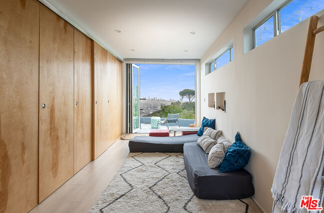 Building Photo - 7107 Pacific View Dr