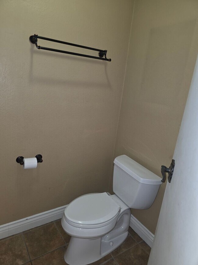 Building Photo - Beautiful 4 bed/ 3 bath POOL Home For Rent