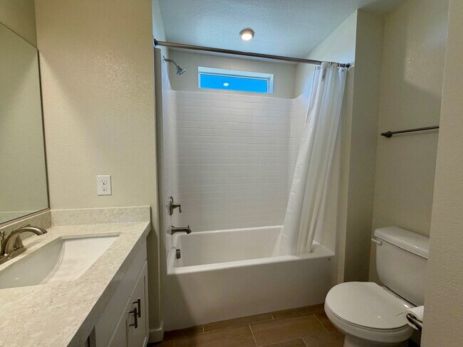 Building Photo - GORGEOUS 4 BED 3 BATH 2 CAR GARAGE SINGLE FAMILY HOME W/ LOFT, VAULTED ENTRYWAY, BACKYARD, AND BE...