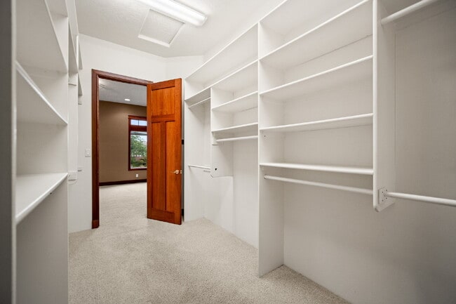 Building Photo - "Spacious 4-Bedroom, 4.5 Bathroom 4792 sq. ft. Retreat with Scenic Views and Cozy Fireplace in St...