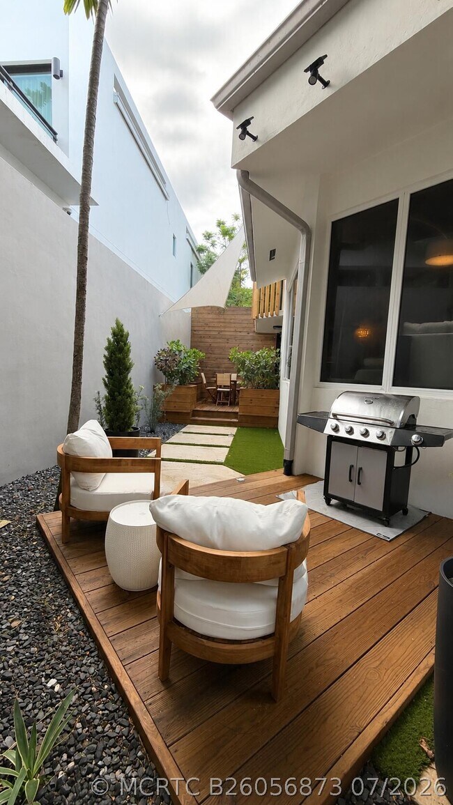 Building Photo - 2571 Tigertail Ave
