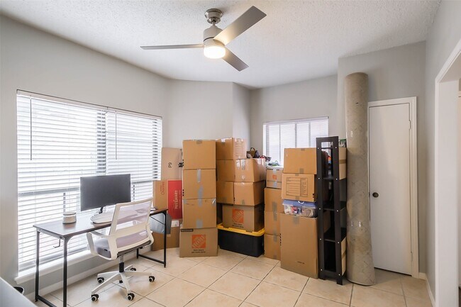 Building Photo - 10122 Waterstone Dr