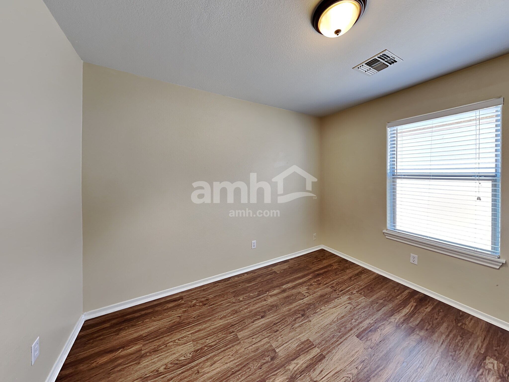 Building Photo - 18526 W Valerie Dr