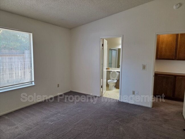 Building Photo - 203 Catalpa Ln