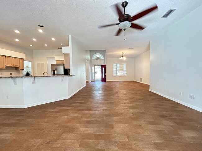 Building Photo - Beautiful Home with Water View in Eastwood!