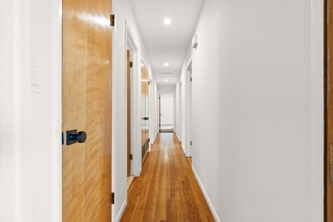 Building Photo - 5651 N Bryn Mawr St