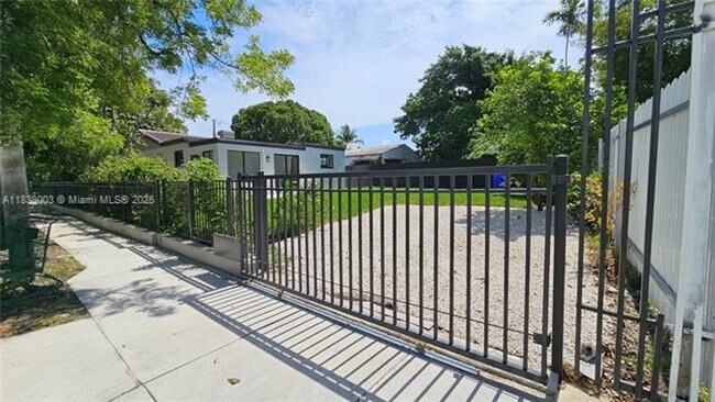 Building Photo - 424 NE 63rd St