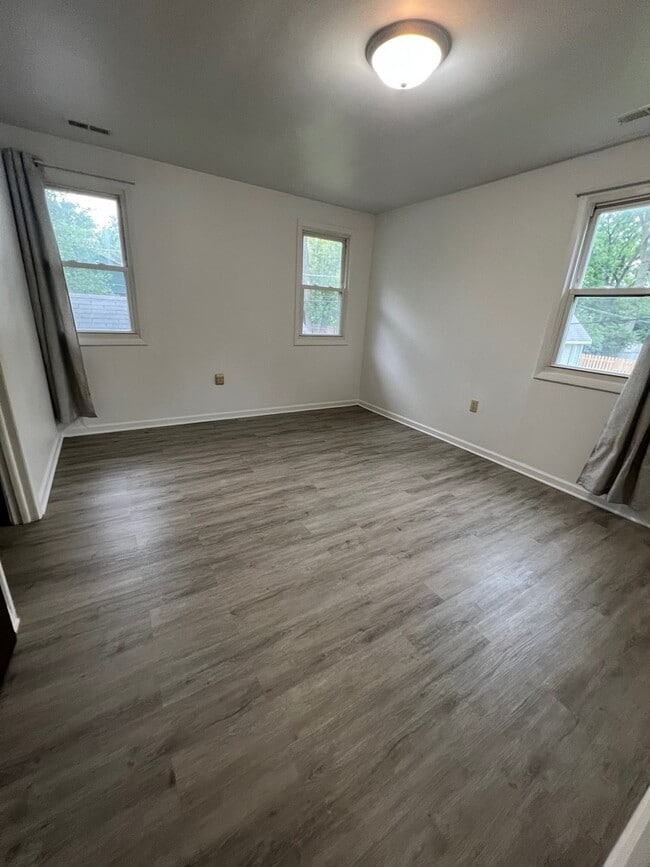 Building Photo - 806 Menominee Dr