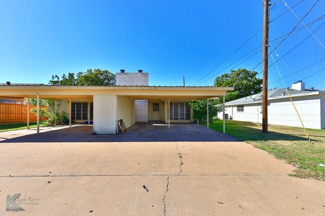 Building Photo - 3/2 REMODEL in 2024!