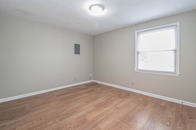 Building Photo - 807-B Golfview Place