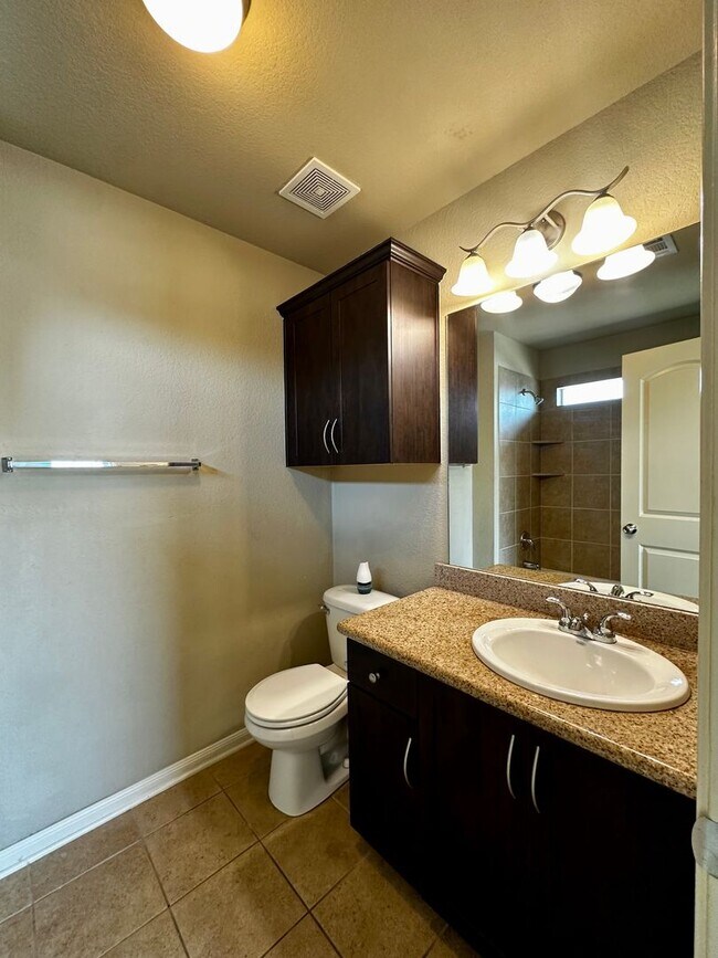 Building Photo - 4 Bd / 4.5 Ba Townhouse Minutes from Baylo...